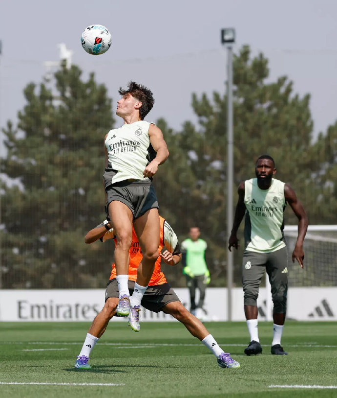 包含北京首钢训练开放日,国际比赛日队长鼓劲引欢呼,西甲在即,球队文化再被提及的词条 包含北京首钢训练开放日,国际比赛日队长鼓劲引欢呼,西甲在即,球队文化再被提及的词条